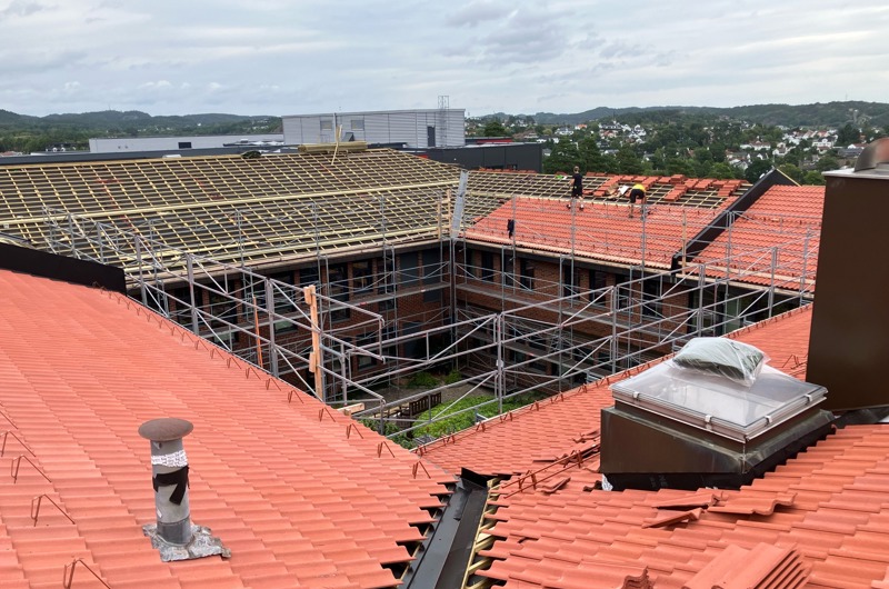 Nytt tak og solcelletakstein på Universitet i Grimstad