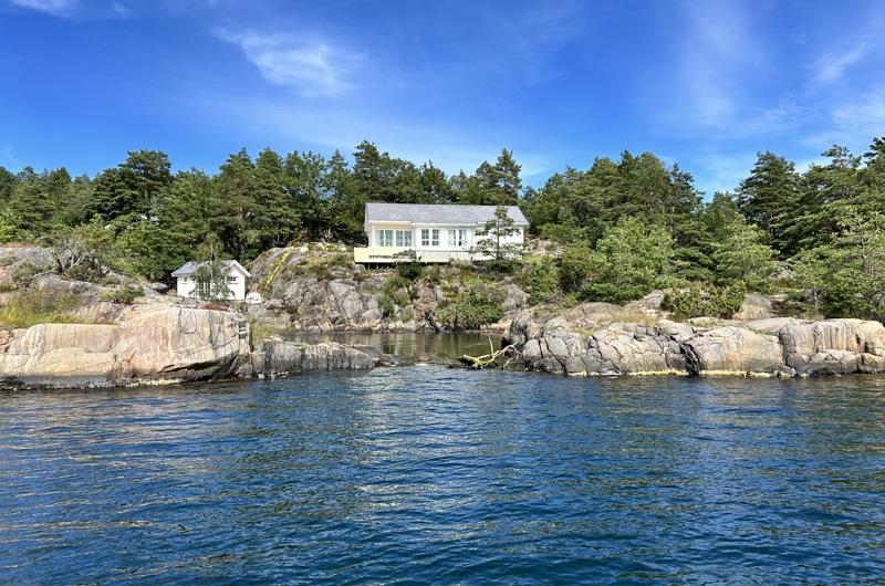 Ny sørlandshytte | Eksklusivt, terrengtilpasset uteområde