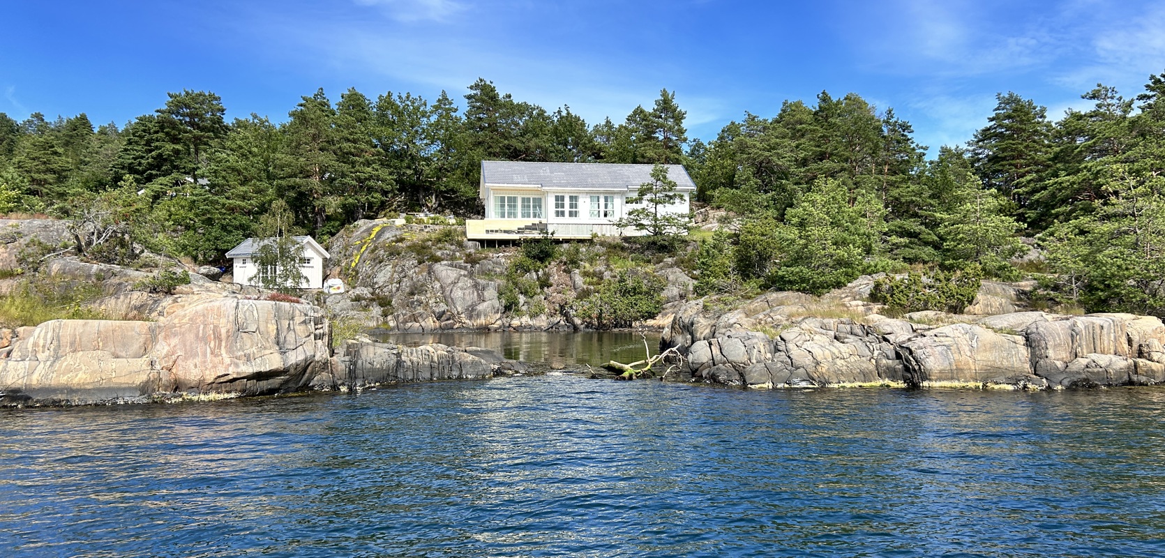 Ny sørlandshytte | Eksklusivt, terrengtilpasset uteområde